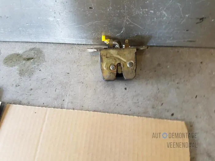 Tailgate lock mechanism Volvo V40